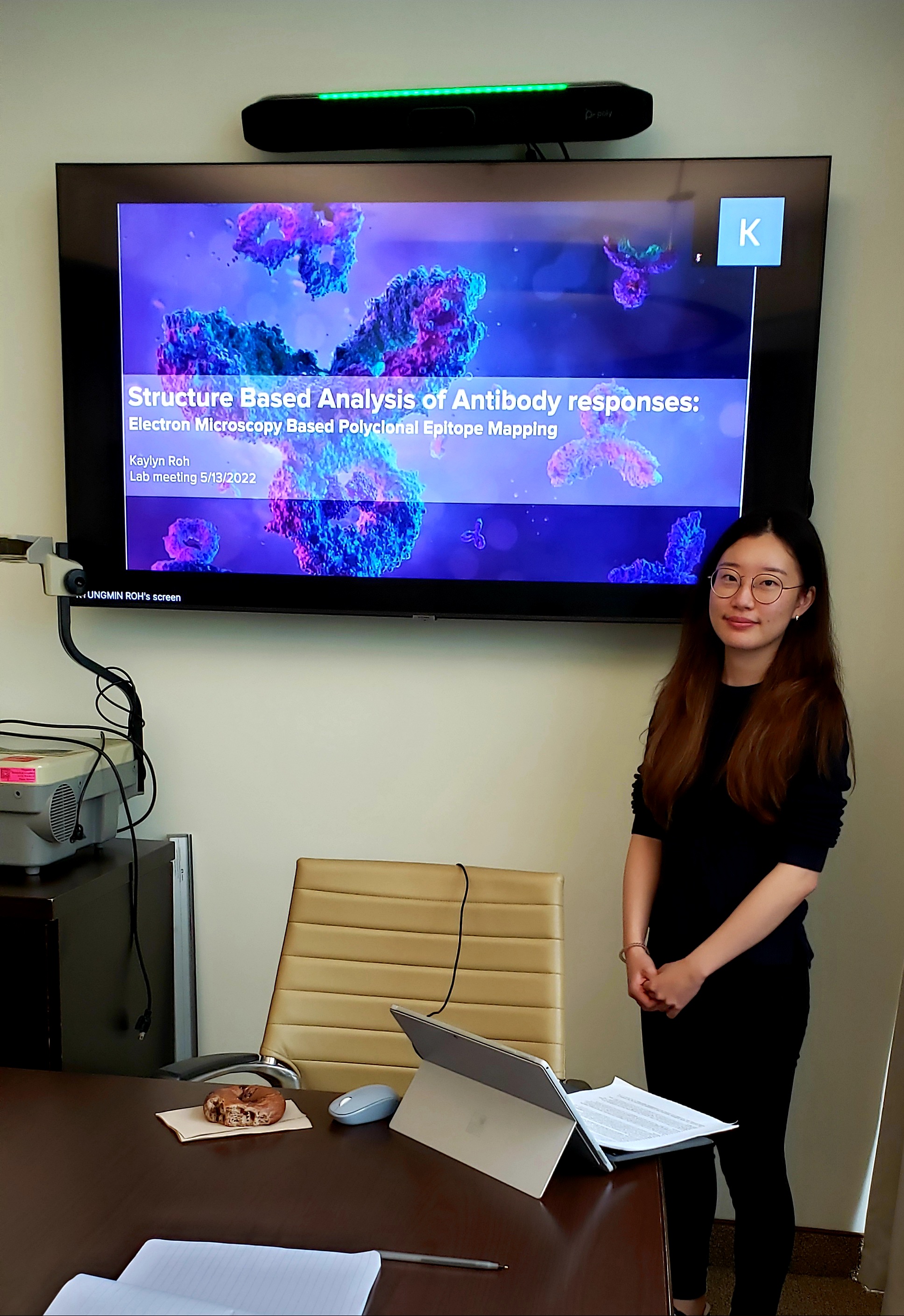 Kaylyn Roh making a Journal Club presentation in the Zhu Lab Meeting. 5/20/2022